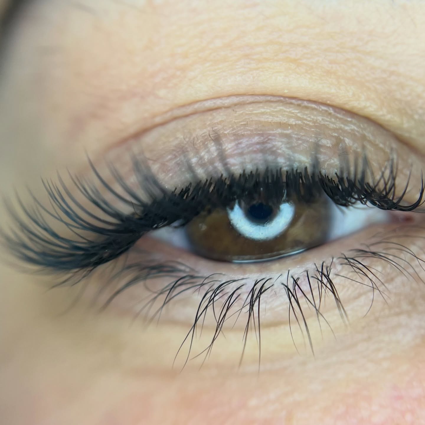 Der findes ikke noget bedre end når man kan se den mørke vippekant man har lavet efter et fuldt sæt classic single lashes 😏🤌🏼